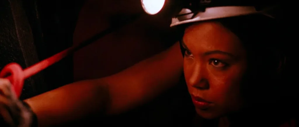 The Descent (2005) Horror Movie Review