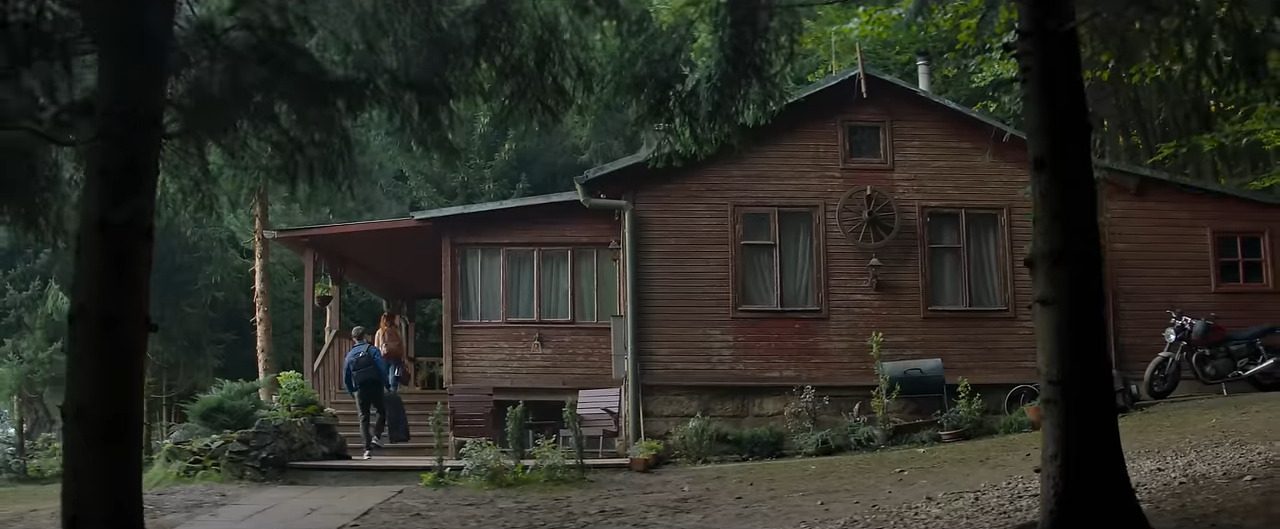 Screenshot from Horror Movie The Strangers: Chapter 1 (2024)