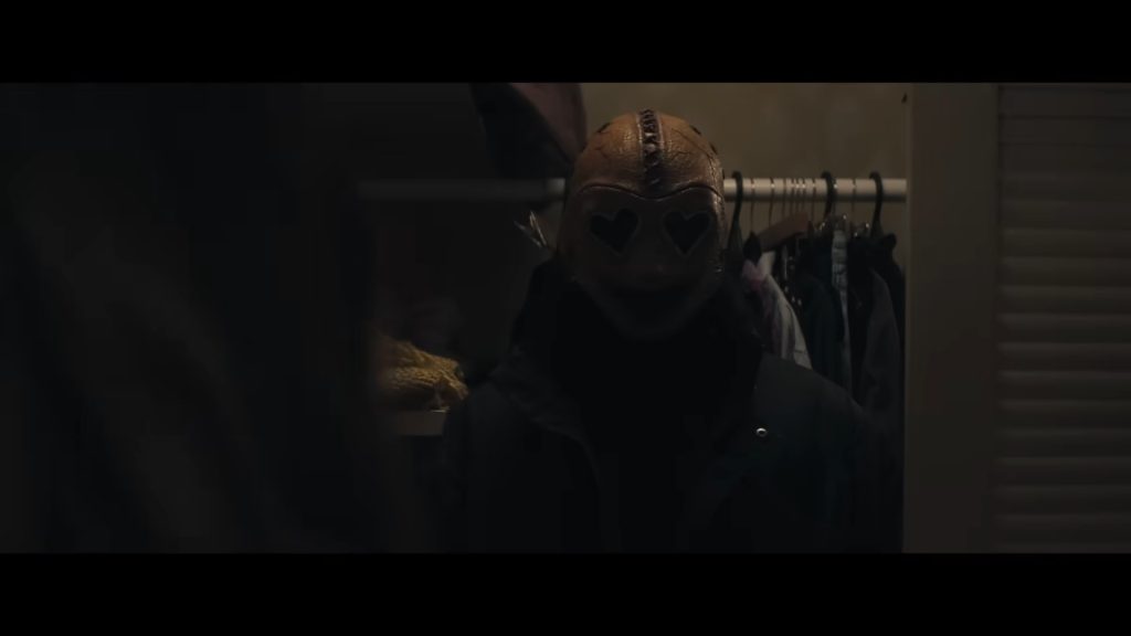 A screenshot from rom-com slasher movie Heart Eyes (2025)