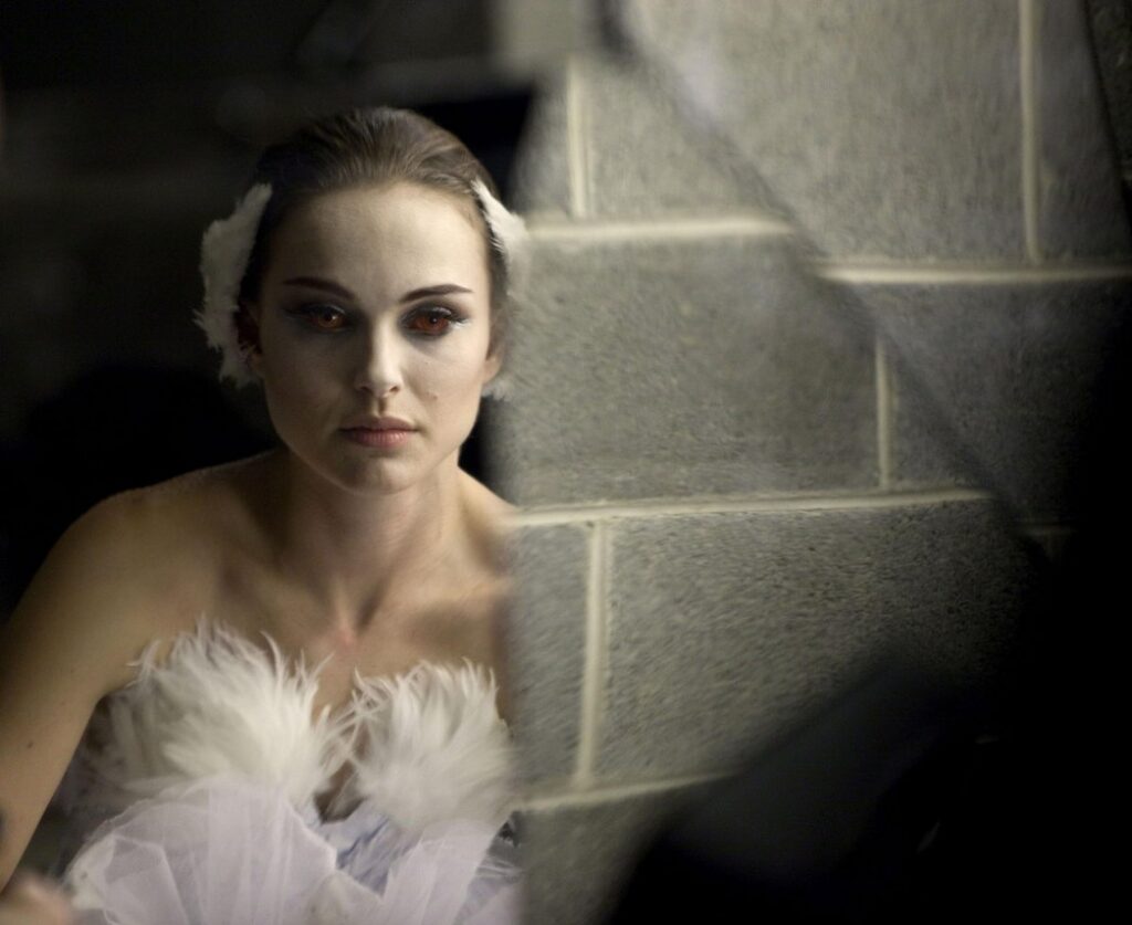 A screenshot from mystery horror movie Black Swan (2010)