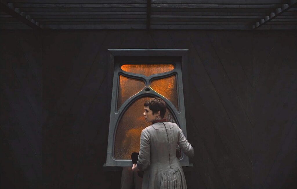 A screenshot from witch themed horror movie Gretel & Hansel (2020)