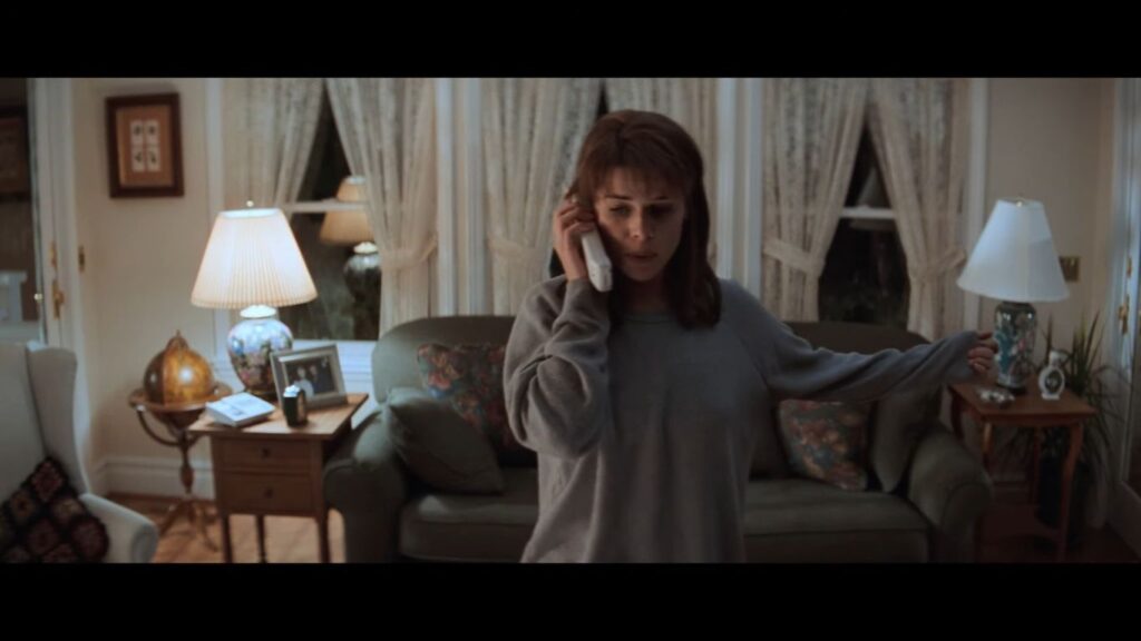 A screenshot from teen slasher movie Scream (1996)
