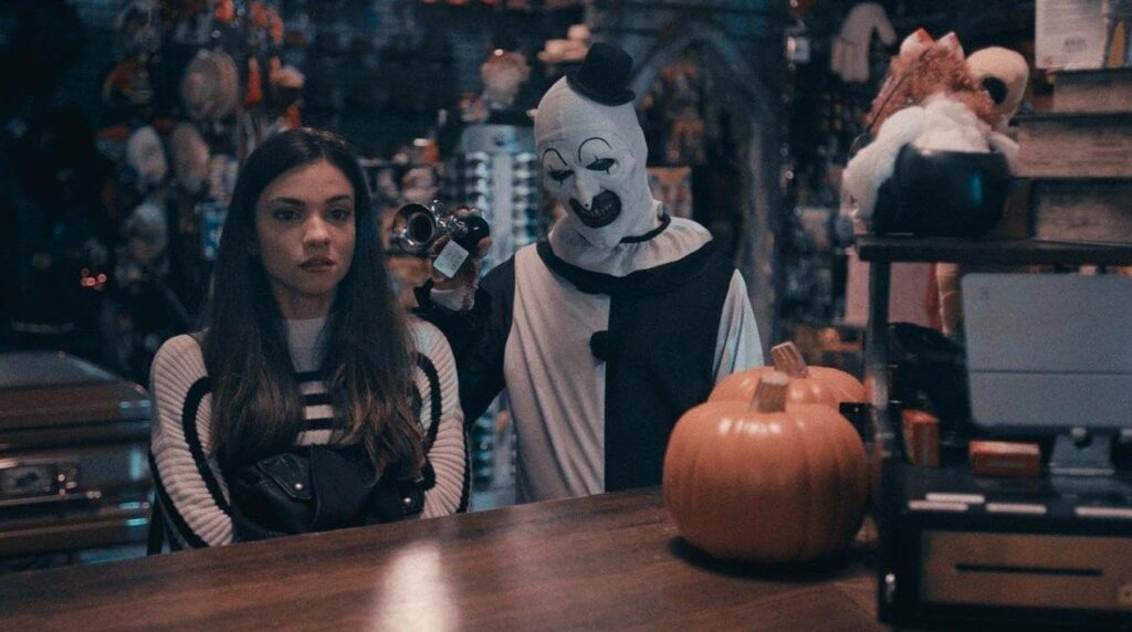 A screenshot from splatter horror movie Terrifier 2 (2022)