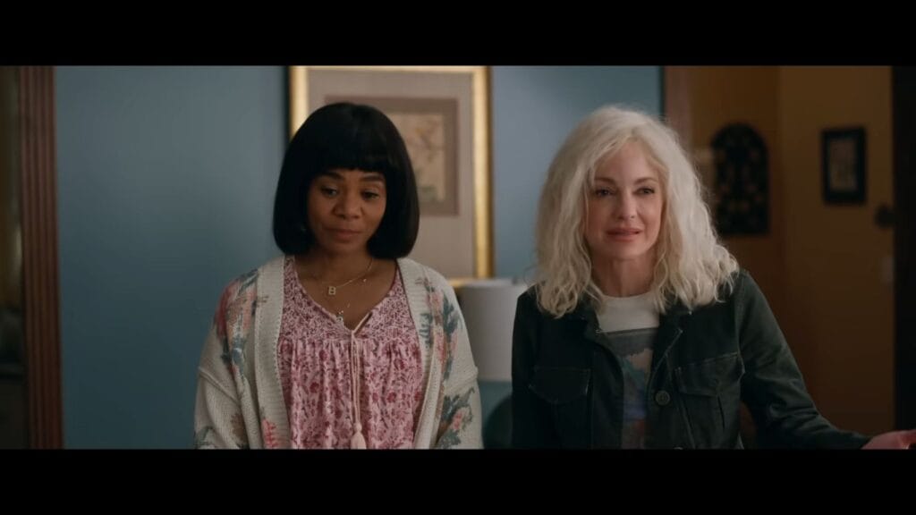 Regina Hall as Brenda and Anna Faris as Cindy standing together in a living room with concerned expressions in Scary Movie.